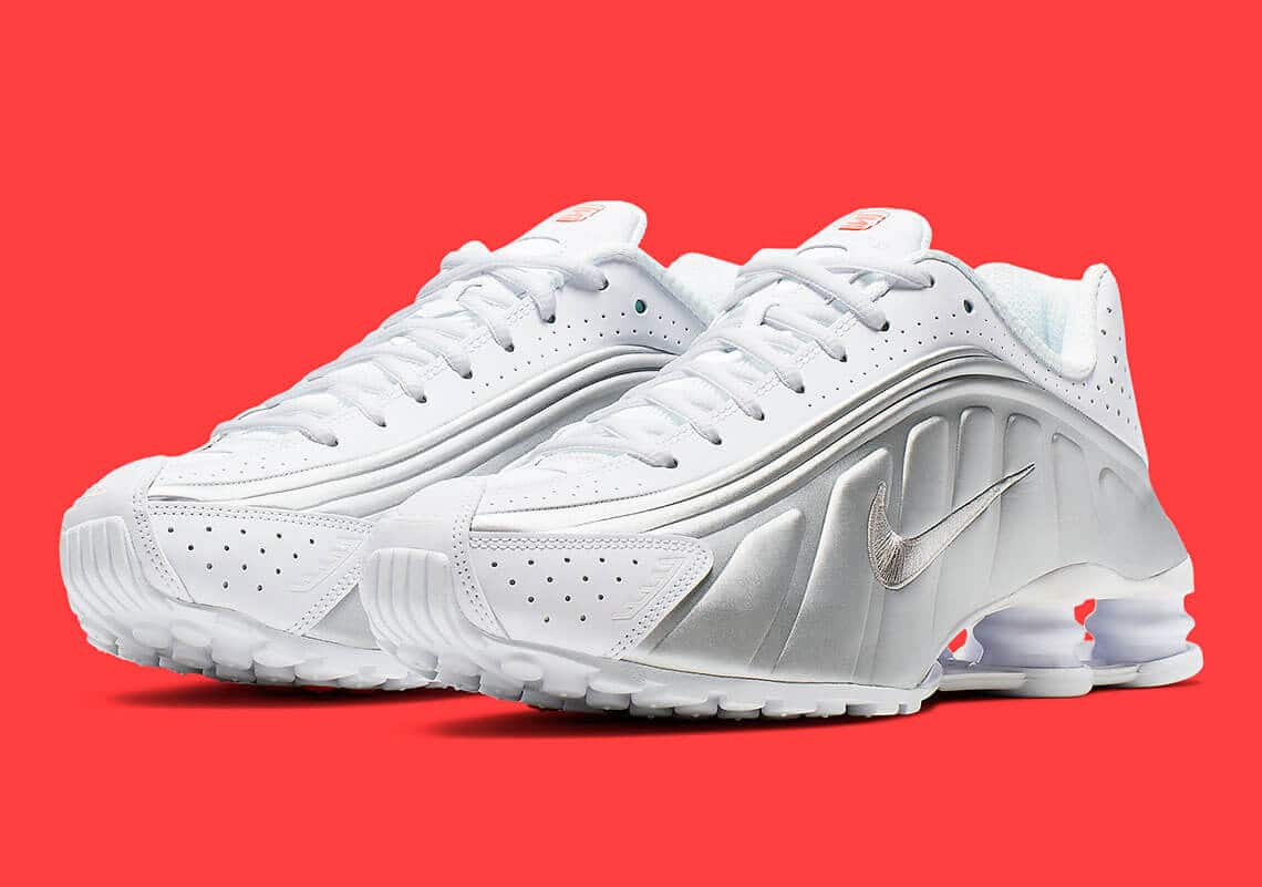 El Nike Shox R4 Resurgence continúa con el nuevo color plateado y carmesí 1 nike shox r4 white crimson 104265 131 1
